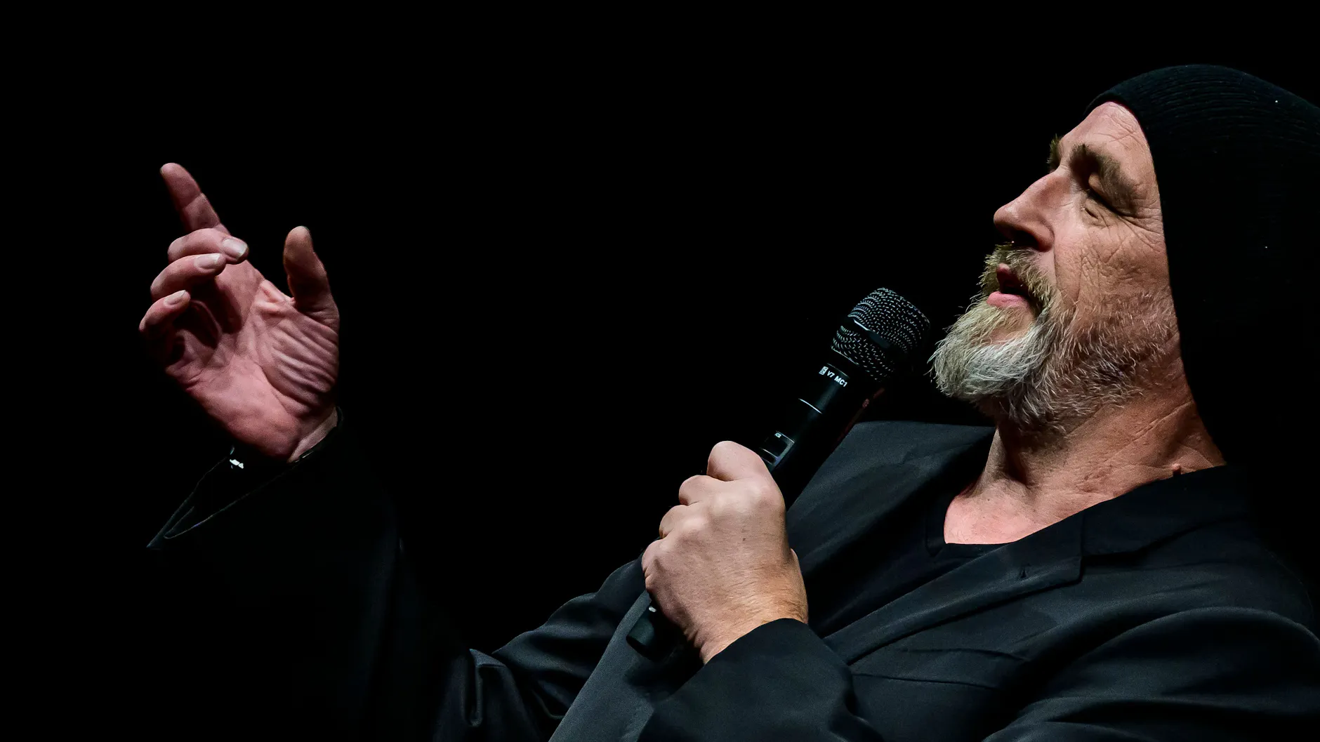 „Bei der Bundeswehr trug ich so einen lächerlichen Oberlippenflaum, das war damals en vogue, weil jeder dachte, er wäre Tom Selleck“, erinnert sich der Comedian.