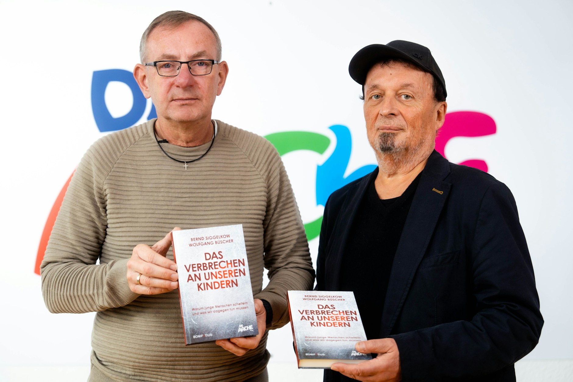Bernd Siggelkow (l.) und Wolfgang Büscher bei ihrer Buchveröffentlichung: „Das Verbrechen an unseren Kindern“.<a href="https://www.google.com/search?sca_esv=8d3d49c28ce86d19&amp;rlz=1C1GCEA_enDE1181DE1183&amp;sxsrf=AE3TifM-a3waA3nHCGqZjGNDQpOWzZERNw:1760628925313&amp;q=das+verbrechen+an+unseren+kindern&amp;si=AMgyJEsS9yFPUNnJcpkaSNMRXqlESoQS7Vsc2c7KxDR72HY7pH_GxiZHJ8XQb4ve-vpEO88NmQO3MMfULAWpGnnfcUCJSA7ng3zqOmOT9VHGa3LAc0duz6N4bUZIUEAP7LfVggBoJ9h4&amp;sa=X&amp;sqi=2&amp;ved=2ahUKEwjXwbLthamQAxUnQ_EDHTY9HX8QyNoBKAB6BAgiEAA&amp;ictx=1"></a>