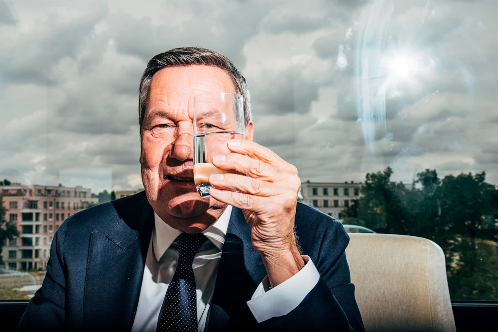 Ein Glas Wasser schadet nie bei dieser Hitze: Roland Kaiser im Hotel.