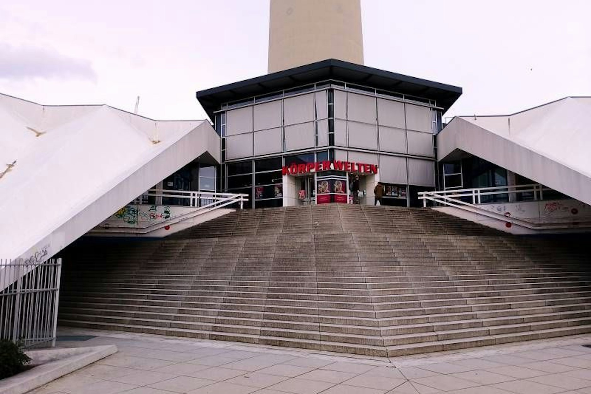 Eingang zu den KÖRPERWELTEN unter dem Fernsehturm.