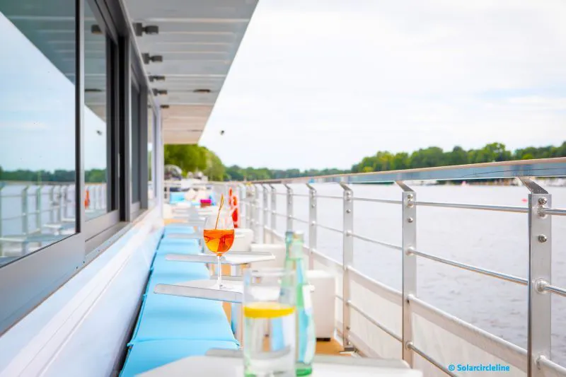 Holen Sie sich während der Fahrt ein leckeres kühles Getränk und genießen Sie die schöne Aussicht auf das alte und moderne Berlin. 