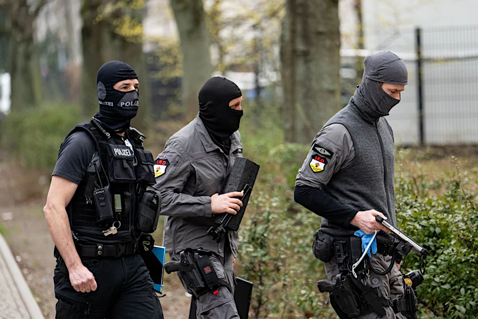 Sogenannte Entschärfer der Berliner Polizei hatten noch am Anfang der Woche die Wohnung der ehemaligen RAF-Terroristin Daniela Klette inspiziert. Sie war in Kreuzberg gefasst worden.