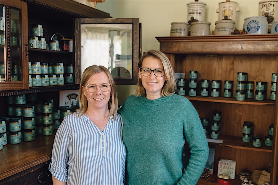 Senf macht glücklich, finden&nbsp;Constance Trautmann (l.) und Stefanie Mendling, die Inhaberinnen der Klosterfelder Senfmühle.