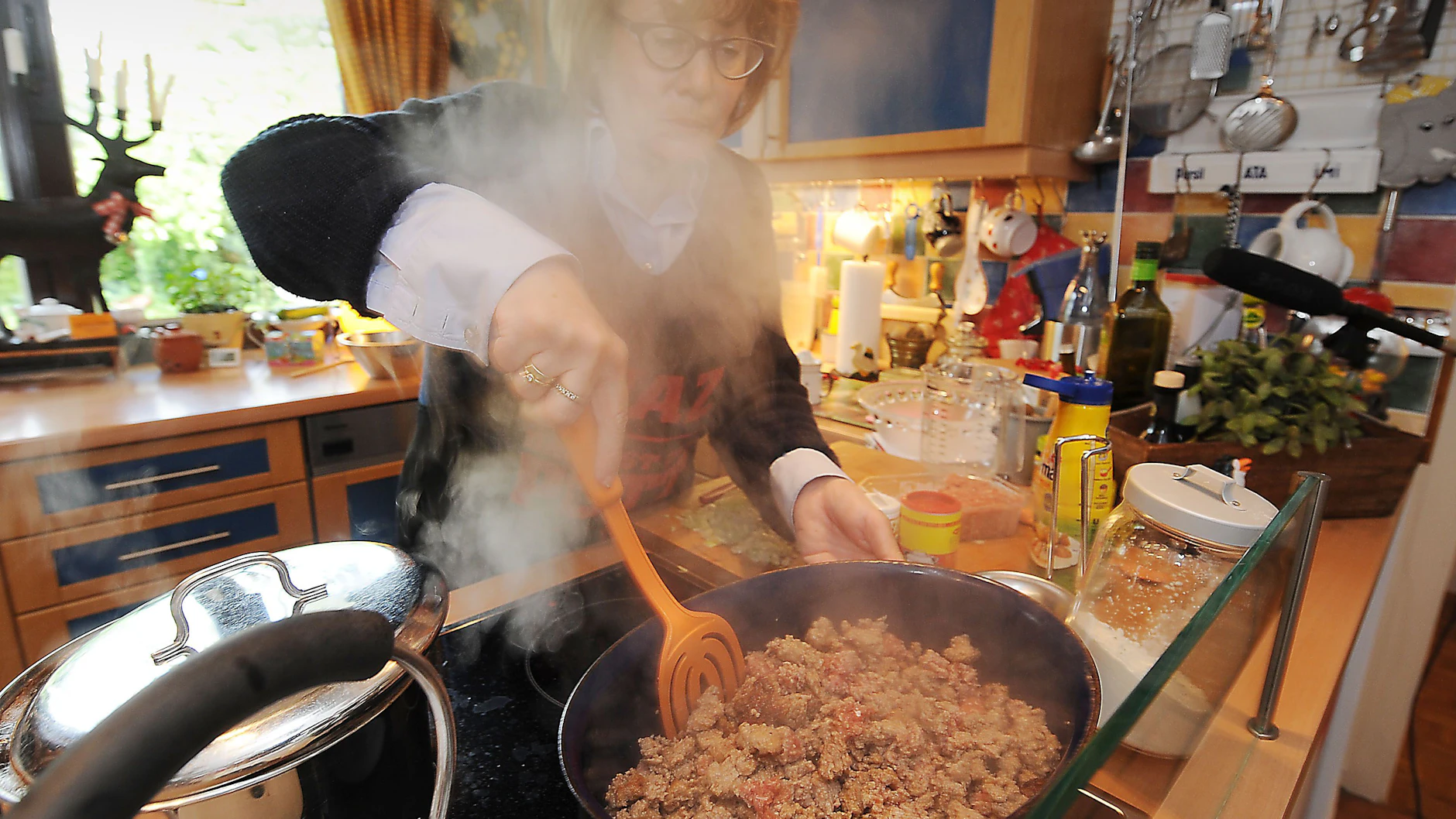 Eine große Pfanne, viel Hackfleisch, gut umrühren: Hier wird eine Beamtenstippe zusammengekocht.