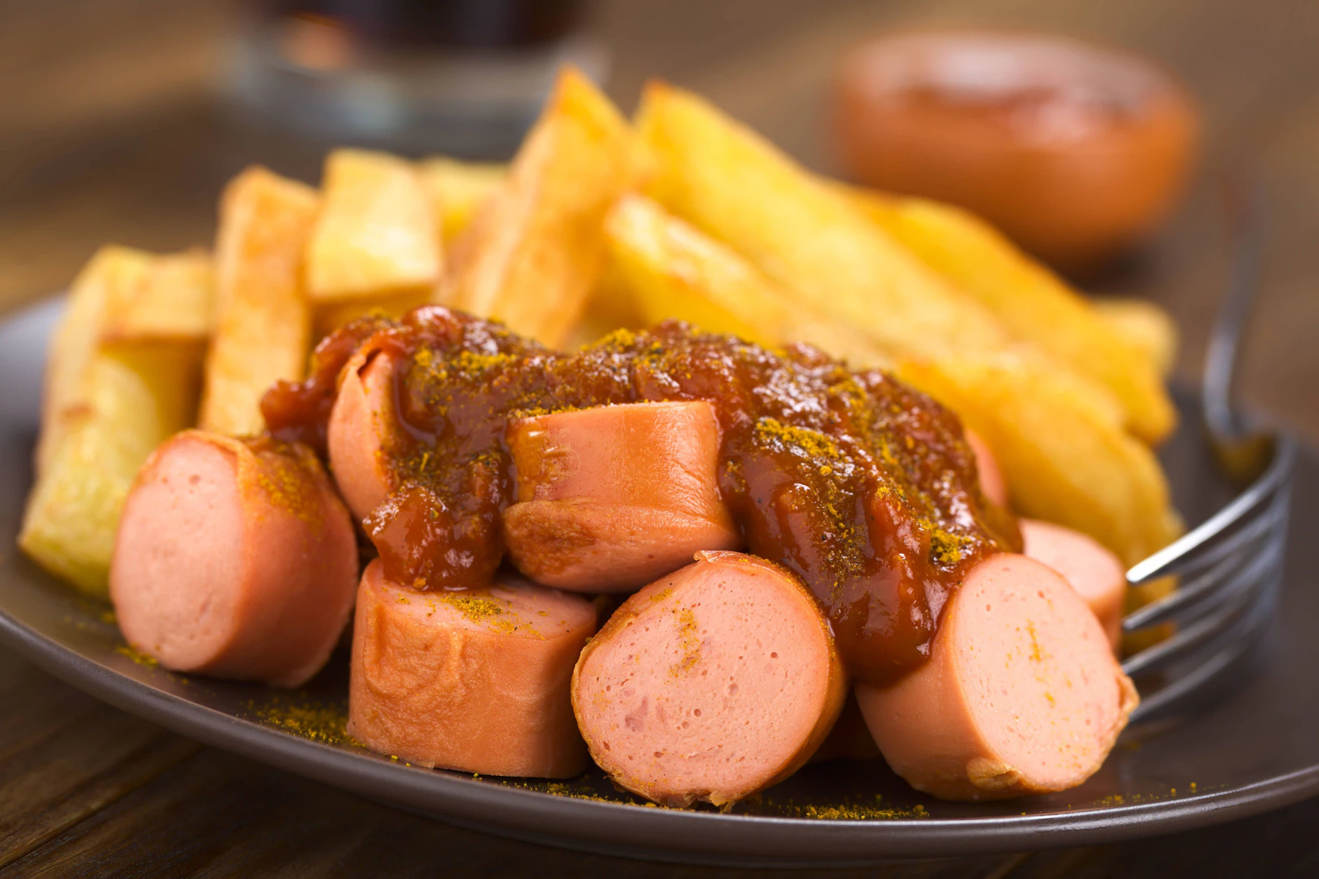 „Einmal mit Darm, geschnitten, ein bisschen schärfer bitte.“ Currywurst mit Pommes, einfach zubereitet und lecker.