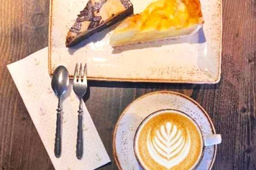 Kaffee und Kuchen: wählen Sie ein Getränk (Café Creme, Tee oder Heiße Schokolade) sowie ein Stück Kuchen (Beispielbild. Das Angebot kann auf den Schiffen variieren)