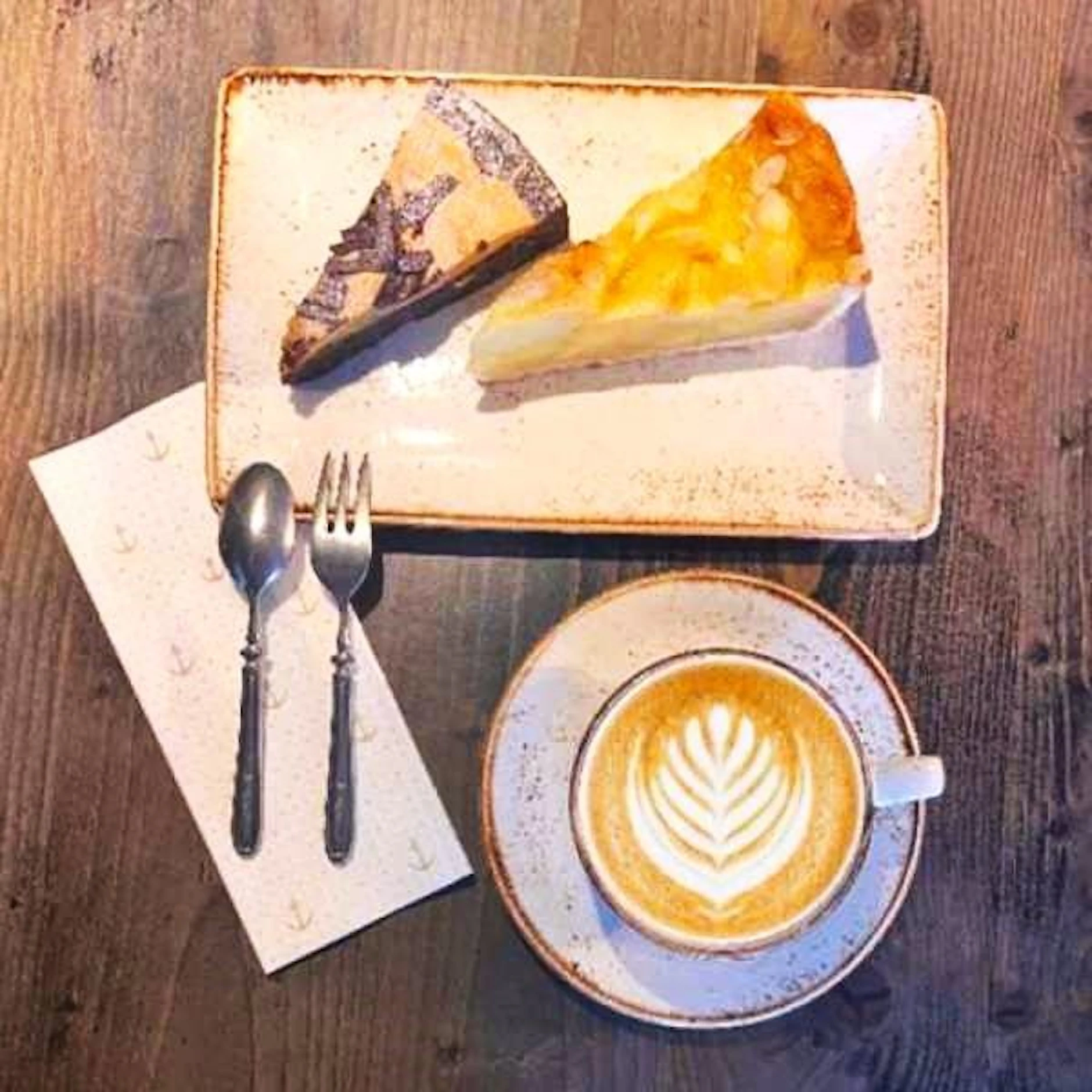 Kaffee und Kuchen: wählen Sie ein Getränk (Café Creme, Tee oder Heiße Schokolade) sowie ein Stück Kuchen (Beispielbild. Das Angebot kann auf den Schiffen variieren)