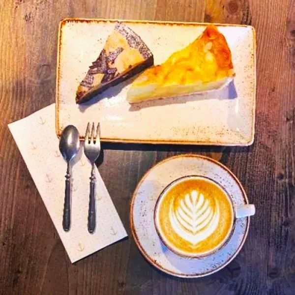 Kaffee und Kuchen: wählen Sie ein Getränk (Café Creme, Tee oder Heiße Schokolade) sowie ein Stück Kuchen (Beispielbild. Das Angebot kann auf den Schiffen variieren)