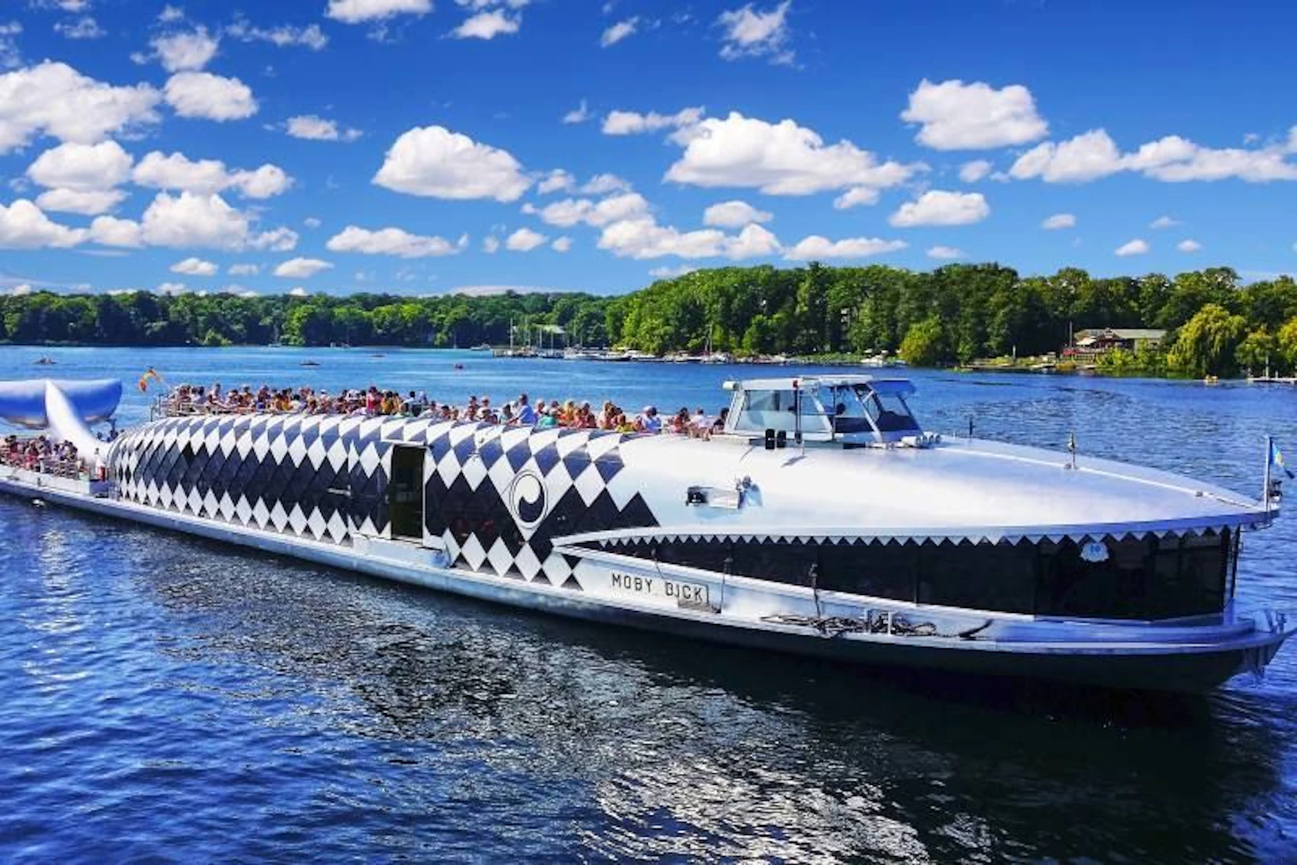 Mit dem beliebten Fahrgastschiff „MS Moby Dick“ von Tegeler See in die City Berlin.