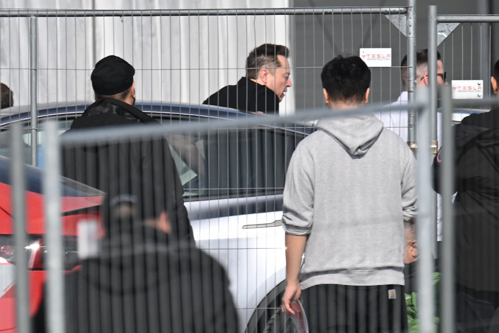 Tesla-Chef Elon Musk kommt in der Tesla-Gigafactory Berlin-Brandenburg an.