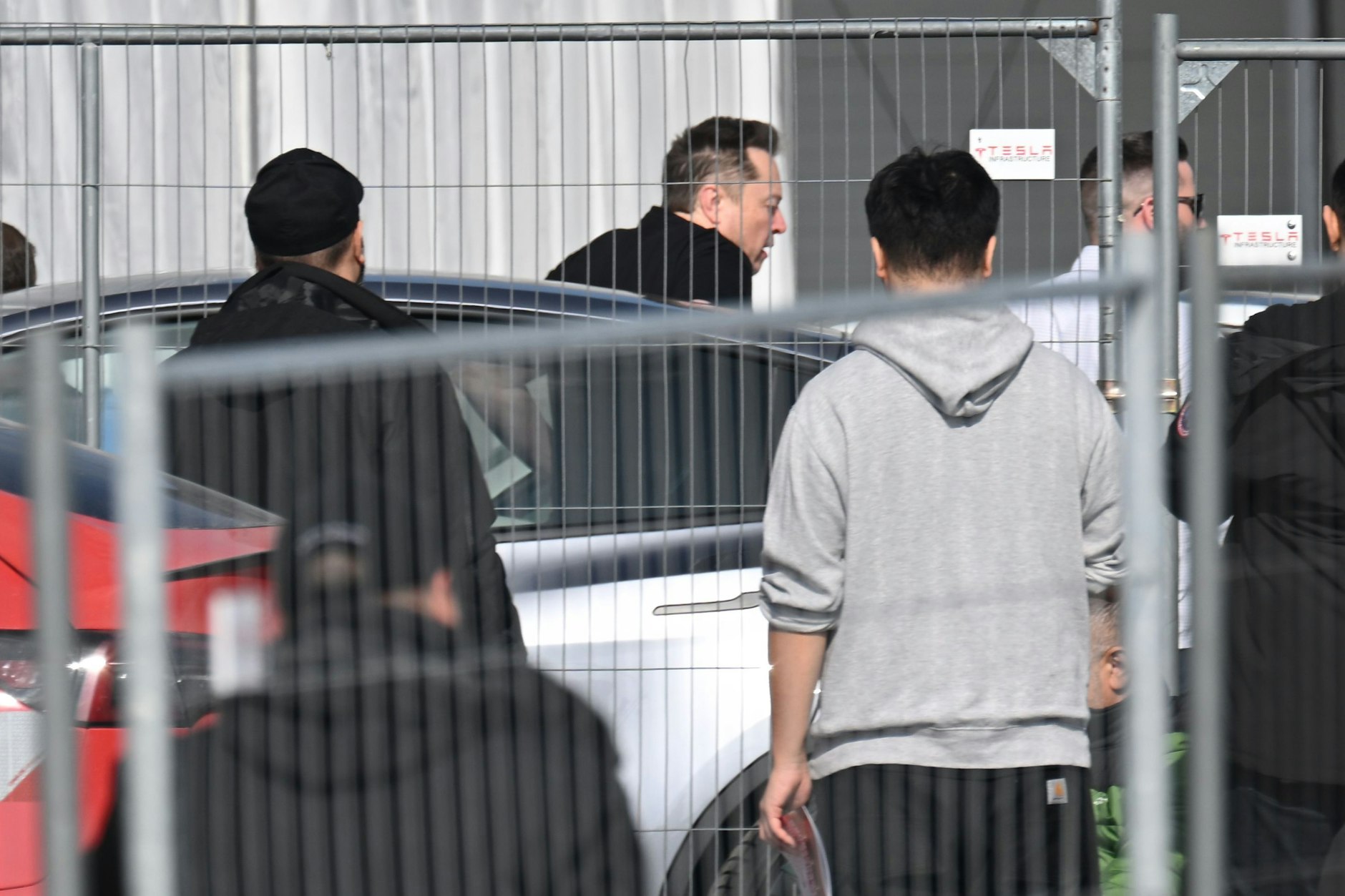 Tesla-Chef Elon Musk kommt in der Tesla-Gigafactory Berlin-Brandenburg an.