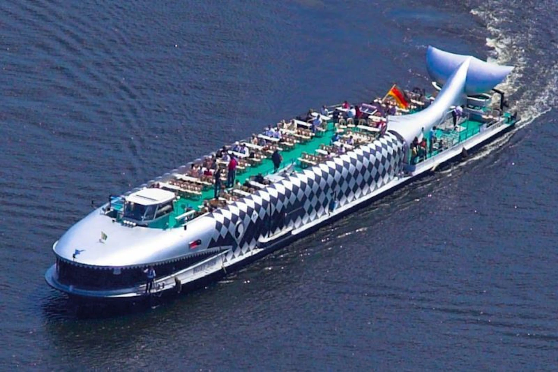 Großes Maul und glänzende Flosse: Erleben Sie unvergessliche Stunden auf der barrierefreien „Moby Dick“, dem wohl bekanntesten Fahrgastschiff Berlins. 