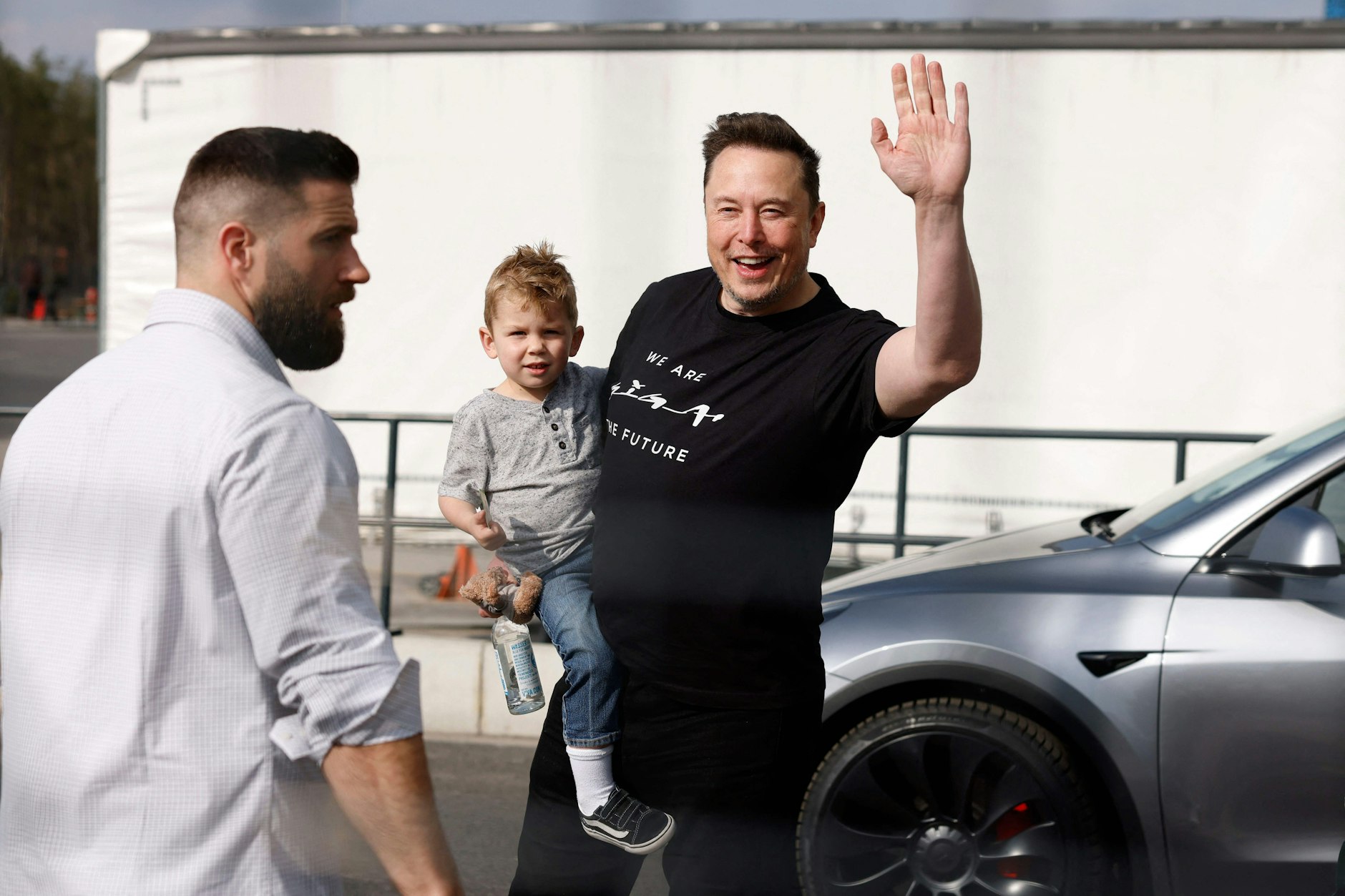 Tesla-Chef Elon Musk hat bei dem Besuch der Gigafactory Berlin-Brandenburg in Grünheide seinen Sohn dabei.