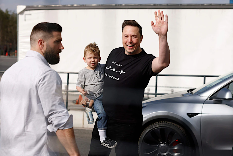 Tesla-Chef Elon Musk hat bei dem Besuch der Gigafactory Berlin-Brandenburg in Grünheide seinen Sohn dabei.