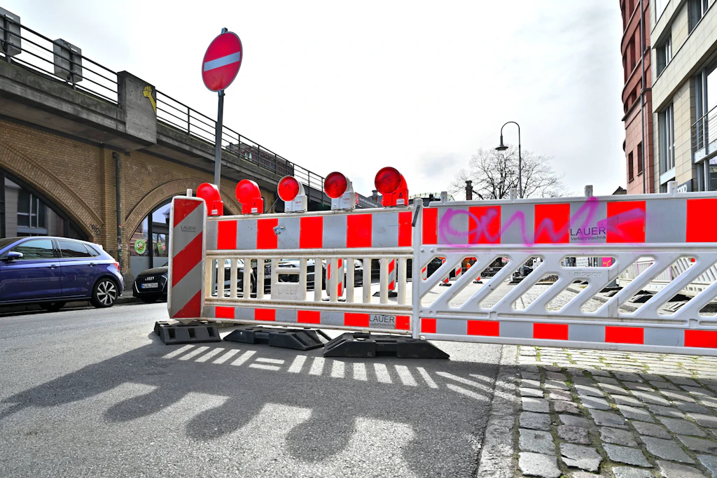 Staatsbesuch aus Abu Dhabi legt Berliner Verkehr lahm.