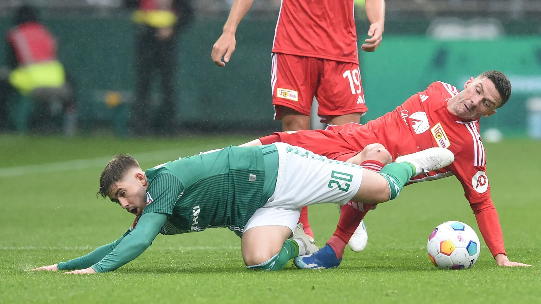 Werders Romano Schmidt (l) kämpft mit Unions Robin Gosens um den Ball. Ab 15.30 Uhr wird in der Alten Försterei gespielt.