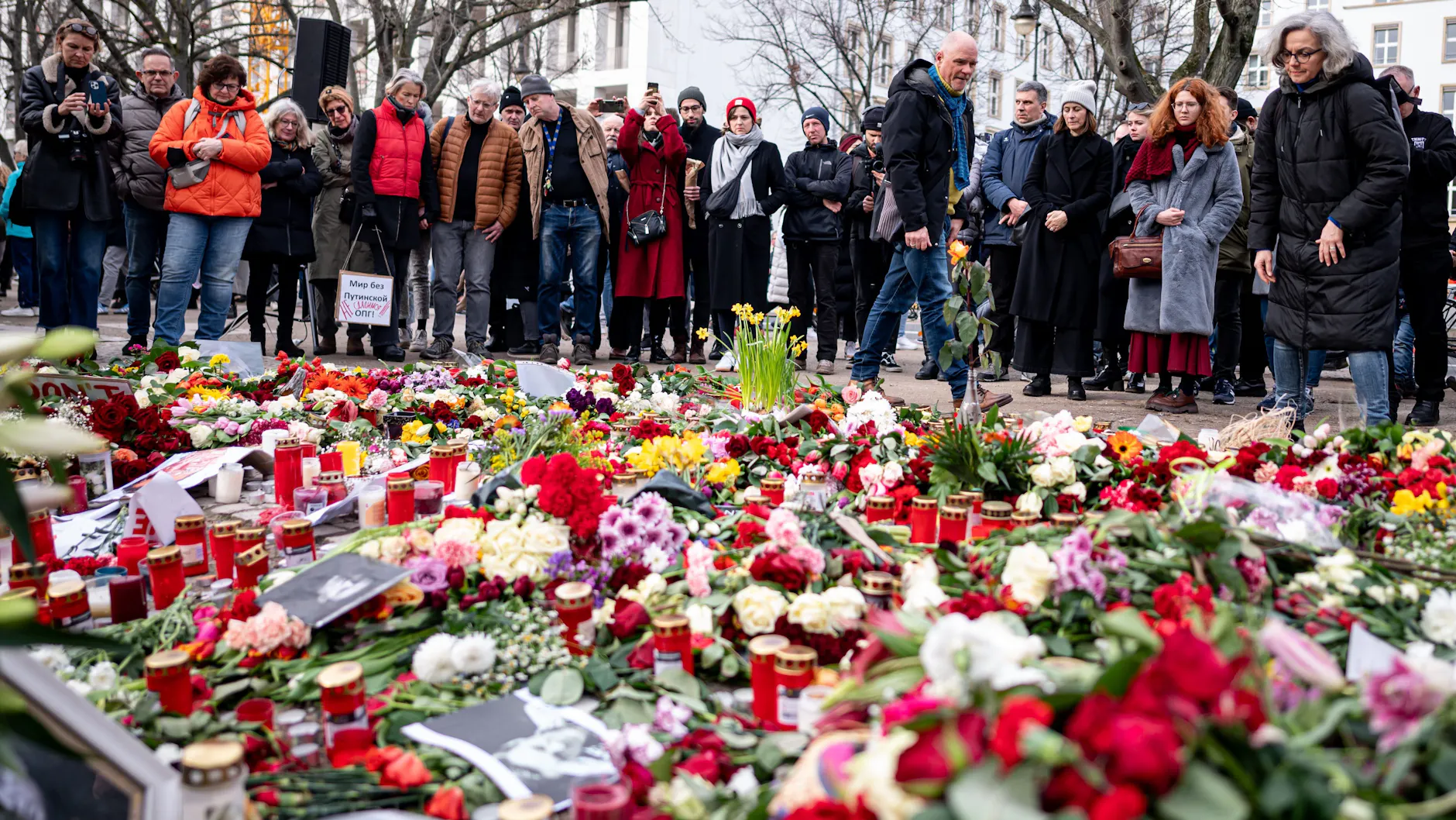 Menschen demontrieren nach dem Tod des Regimekritikers Nawalny gegen die russische Regierung vor der russischen Botschaft in Berlin-Mitte. Am Sonntag wird anlässlich der Wahlen in Russland in Berlin gegen Putin und seine Politik demonstriert.