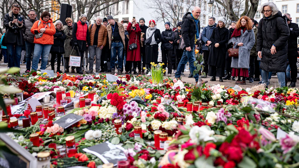 Menschen demontrieren nach dem Tod des Regimekritikers Nawalny gegen die russische Regierung vor der russischen Botschaft in Berlin-Mitte. Am Sonntag wird anlässlich der Wahlen in Russland in Berlin gegen Putin und seine Politik demonstriert.