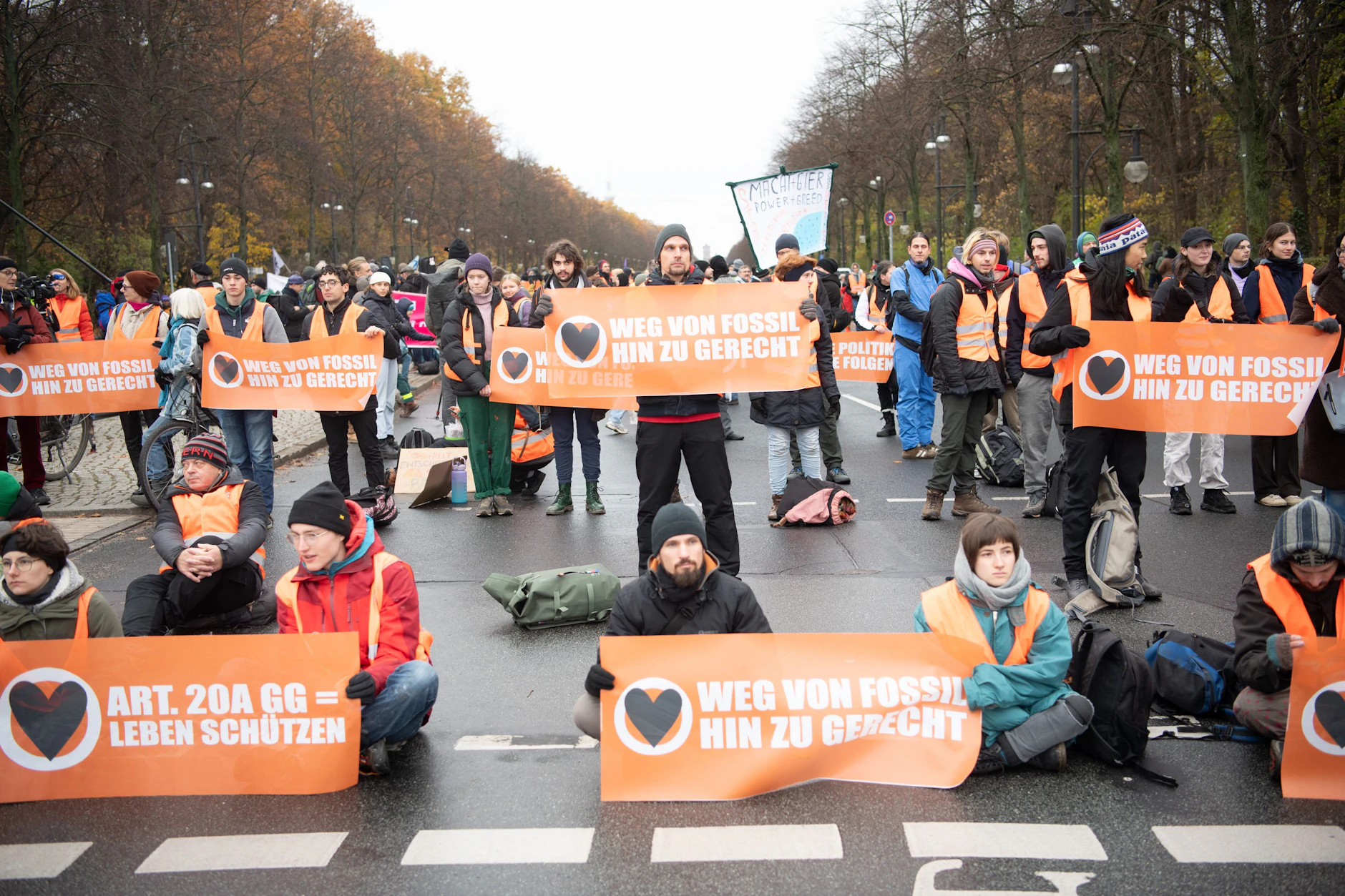 Die Klimakleber erwachen aus dem Winterschlaf. Am Sonnabend wird die Warschauer Brücke blockiert.  