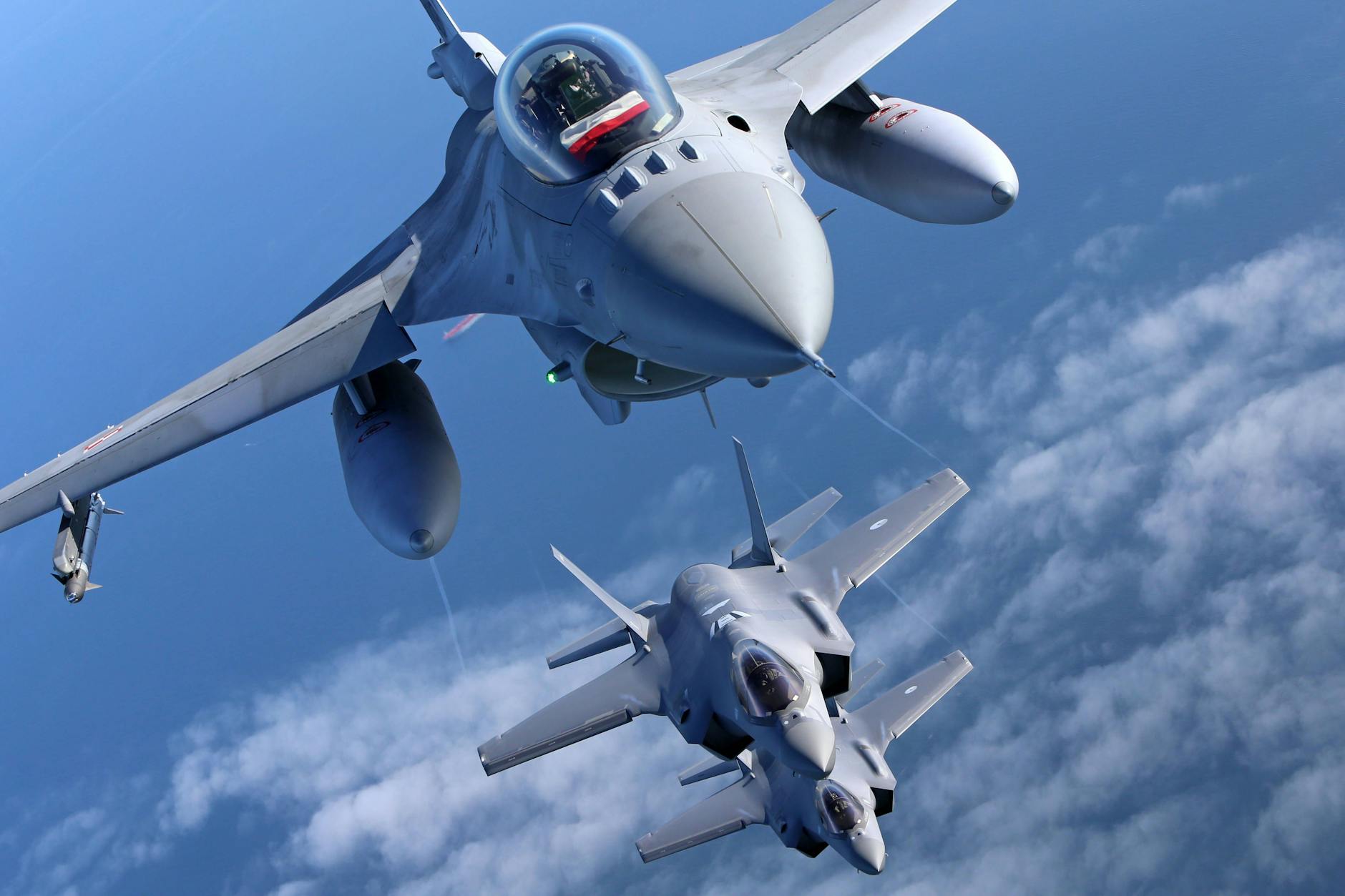 Ein Kampfflugzeug vom Typ Lockheed Martin F-16 der polnischen Luftwaffe.