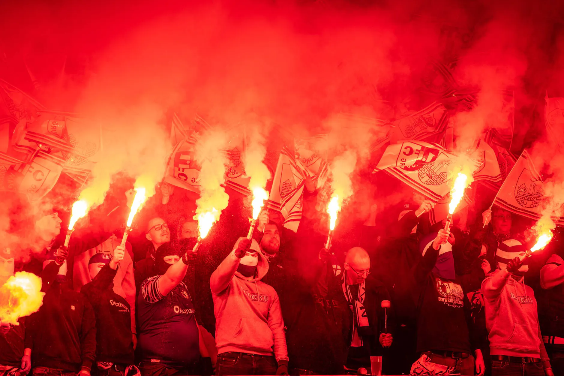 Im Gästeblock wurde gezündelt. Teilweise vermummte Fans des 1. FC Magdeburg zünden im Olympiastadion Pyrotechnik.