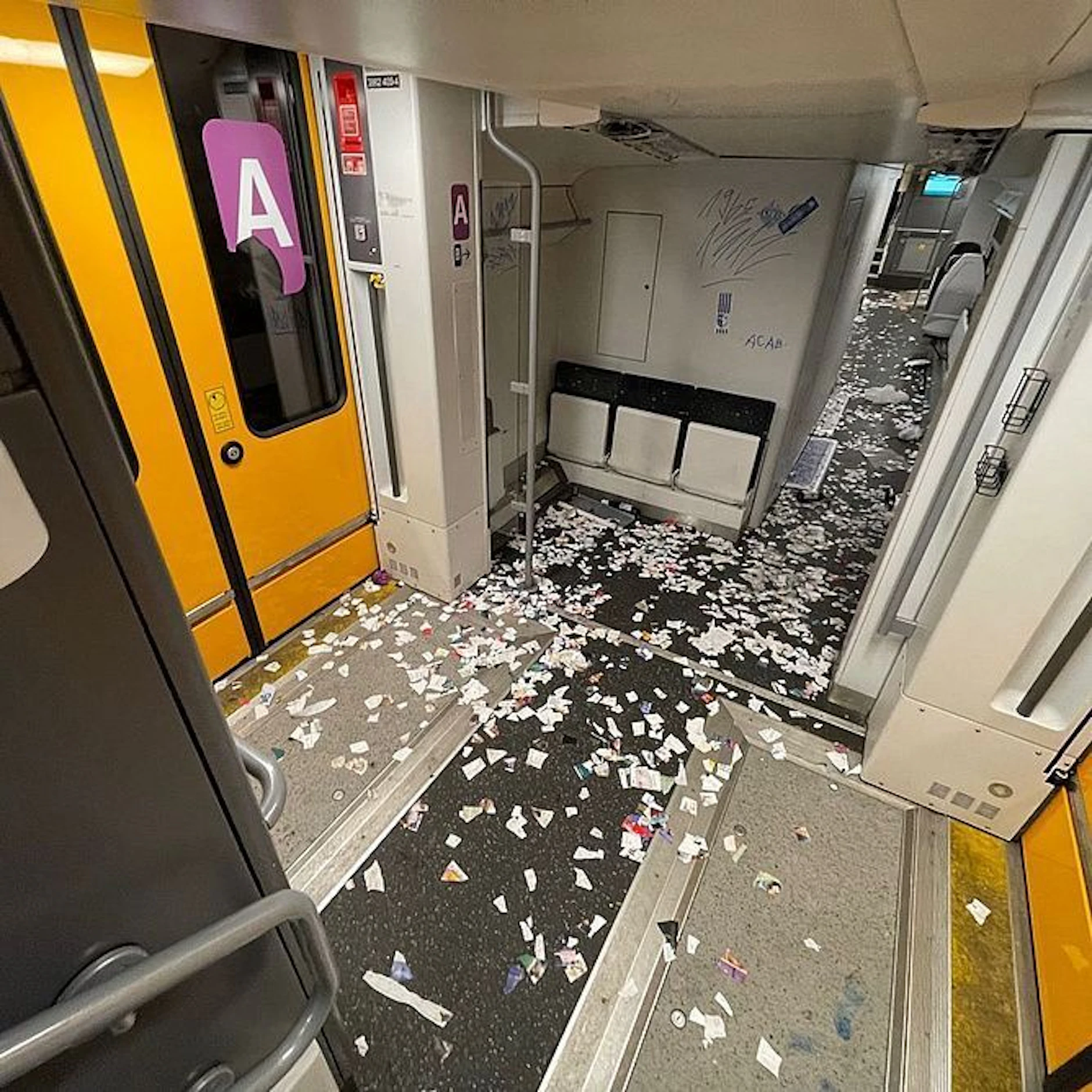 Überall Müll: So sah ein Türbereich des Regionalexpresszugs von Berlin nach Magdeburg am 16. Februar am Ende der Fahrt aus.