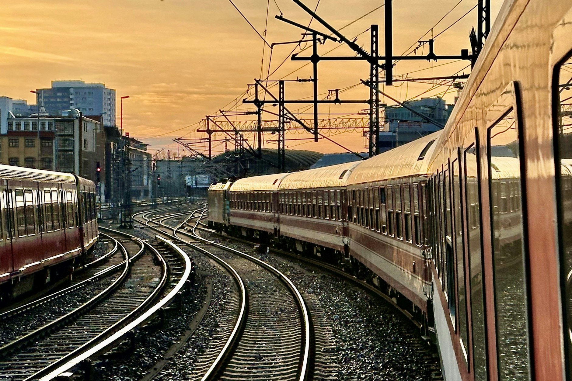 Fahrt in den Sonnenuntergang: Der European Sleeper verbindet dreimal pro Woche Brüssel, Amsterdam, Dresden und Prag. 2026 kommt ein weiteres Ziel hinzu: Paris.