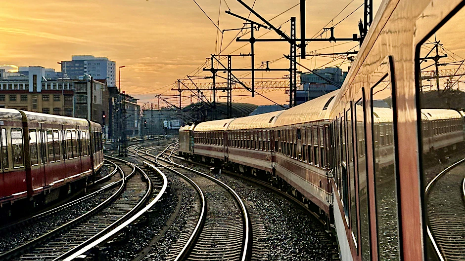 Fahrt in den Sonnenuntergang: Der European Sleeper verbindet dreimal pro Woche Brüssel, Amsterdam, Dresden und Prag. 2026 kommt ein weiteres Ziel hinzu: Paris.