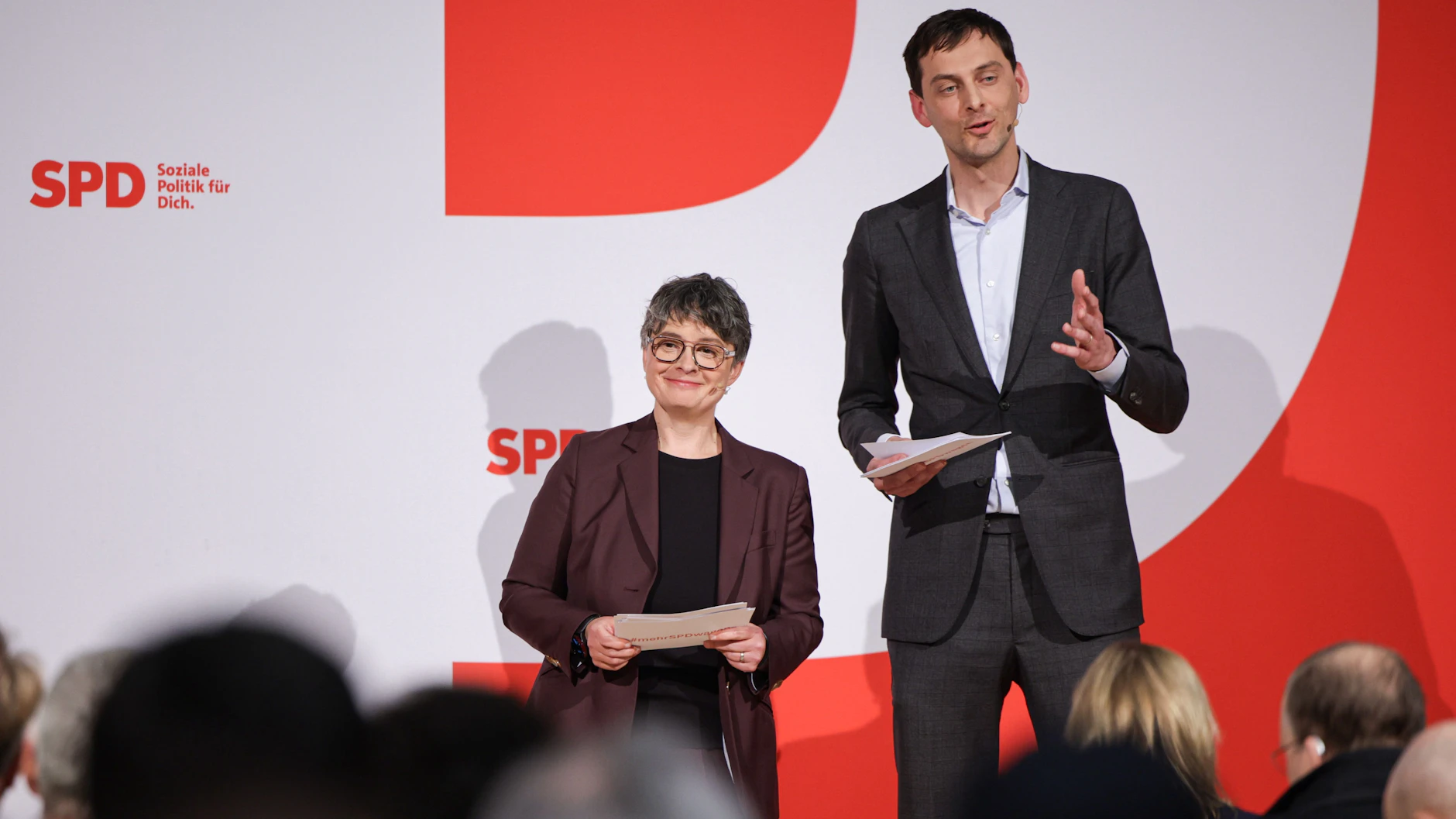 Große Unterschiede: Nicola Böcker-Giannini und Martin Hikel treten als Duo bei der Wahl zur neuen SPD-Spitze in Berlin an.