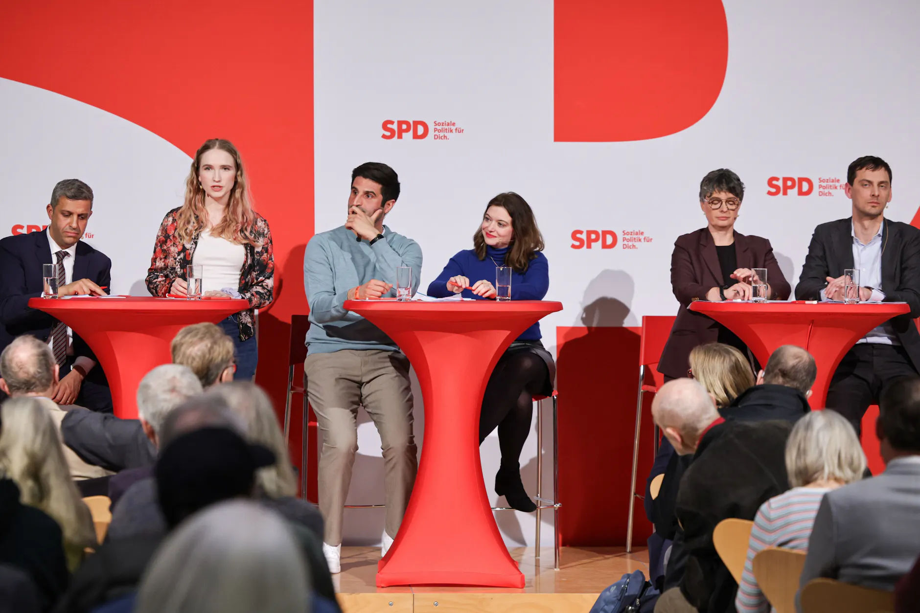 Die finalen Kandidaten des großen SPD-Castings (v.l.n.r.): Raed Saleh, Luise Lehmann, Kian Niroomand, Jana Bertels, Nicola Böcker-Giannini und Martin Hikel (SPD)