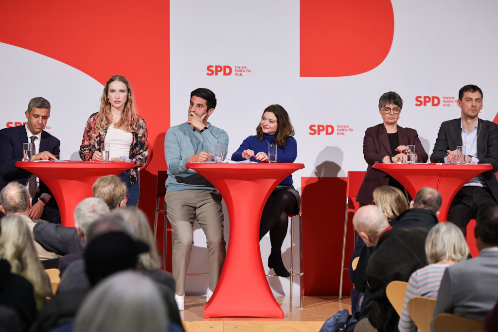 Die finalen Kandidaten des großen SPD-Castings (v.l.n.r.): Raed Saleh, Luise Lehmann, Kian Niroomand, Jana Bertels, Nicola Böcker-Giannini und Martin Hikel (SPD)