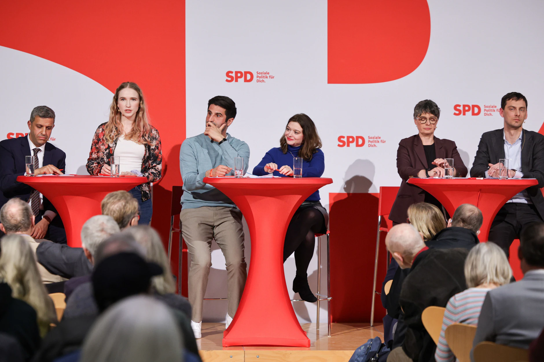 Die finalen Kandidaten des großen SPD-Castings (v.l.n.r.): Raed Saleh, Luise Lehmann, Kian Niroomand, Jana Bertels, Nicola Böcker-Giannini und Martin Hikel (SPD)