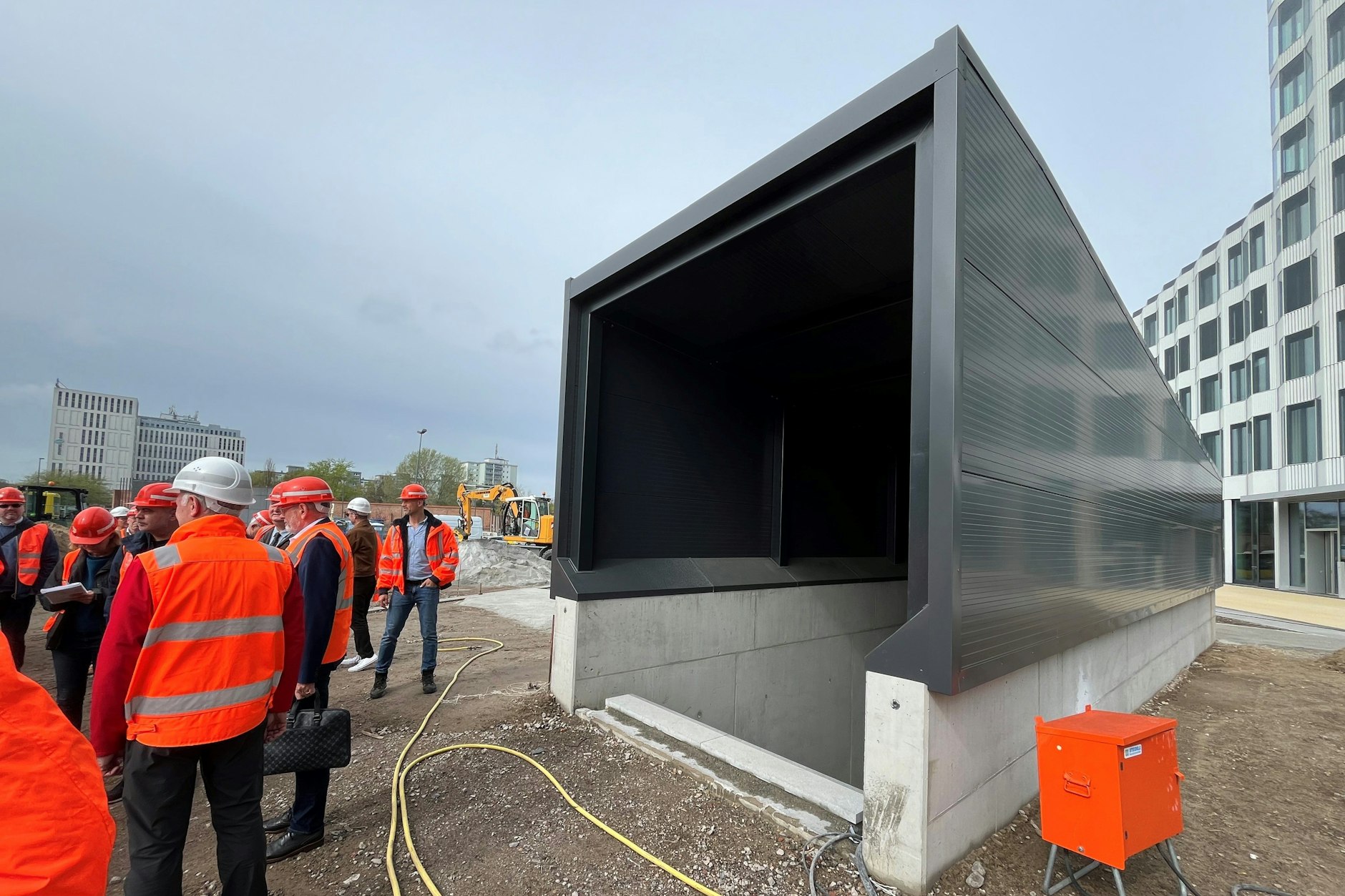 Hier geht’s zur neuen S-Bahn: ein Eingang zur provisorischen Tunnelstation gegenüber vom Hauptbahnhof. Hier hält ab Ende März 2026 die neue S15.