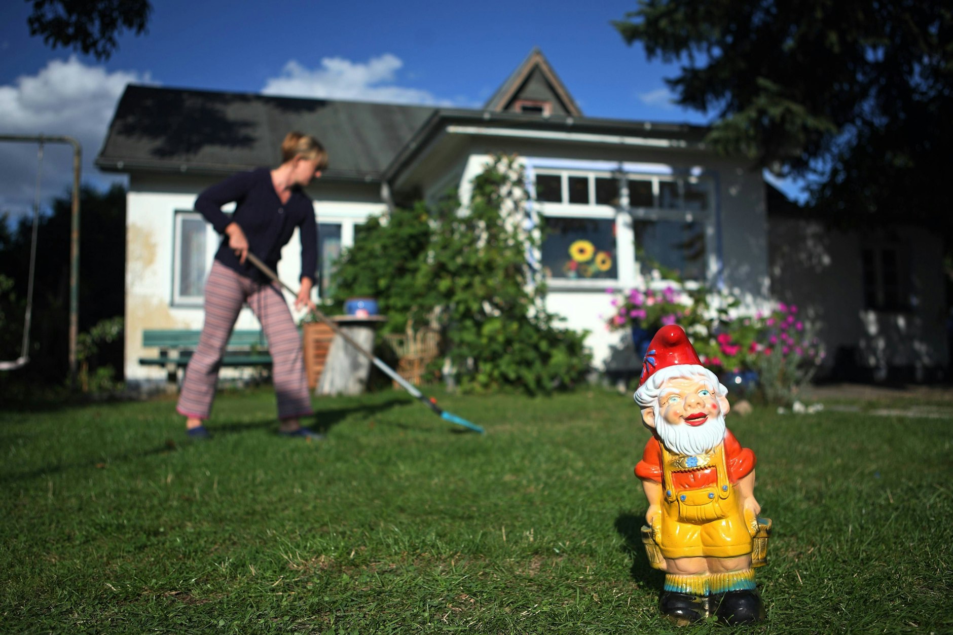Klischee und Wirklichkeit: Kleingärten gelten als spießig, dabei wollen vor allem junge Familien in Berlin einen Garten. Die Wartelisten sind lang.