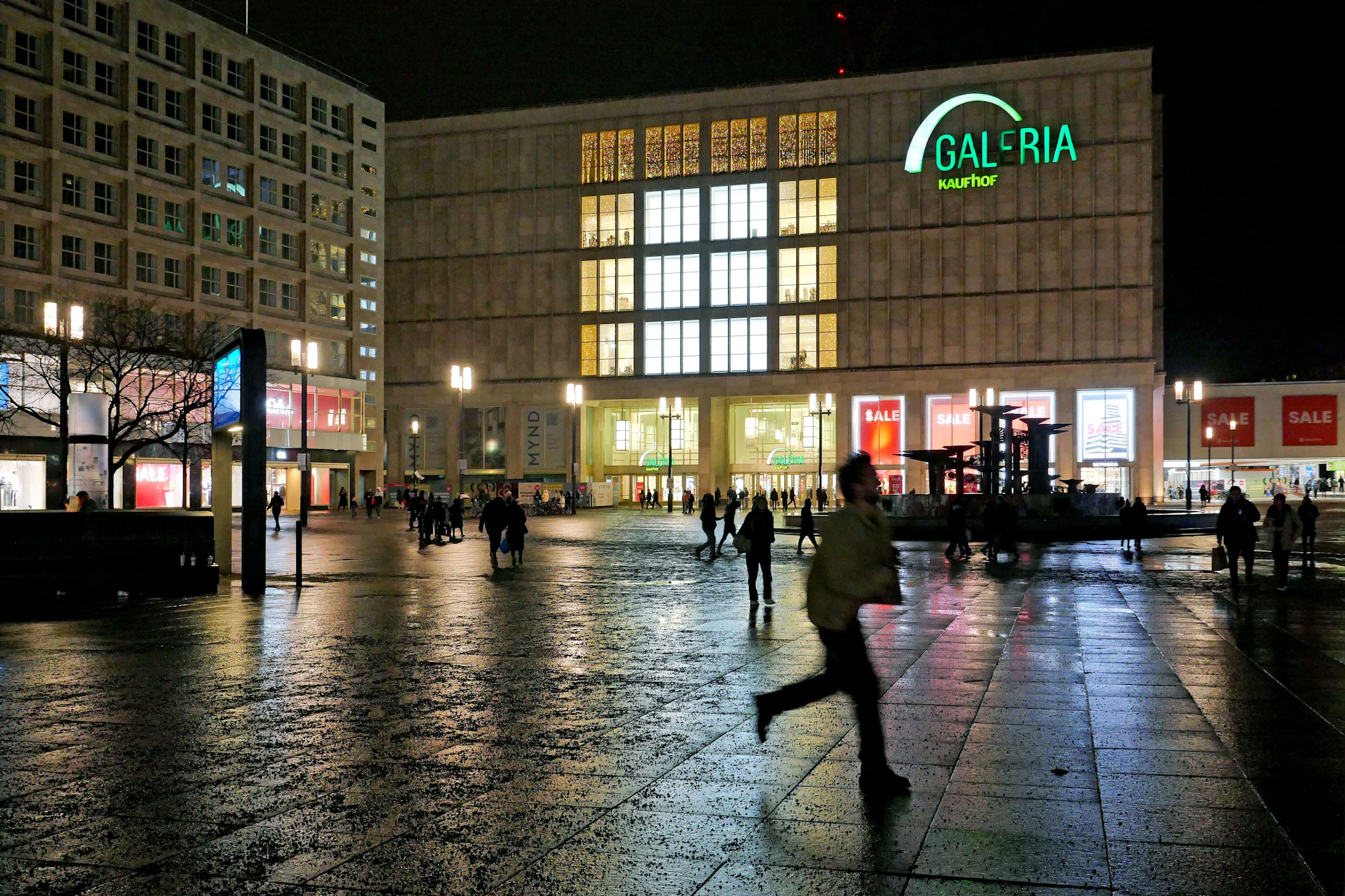 Auch Galeria Kaufhof am Alexanderplatz soll zurück an den alten Eigentümer aus Kanada gehen.