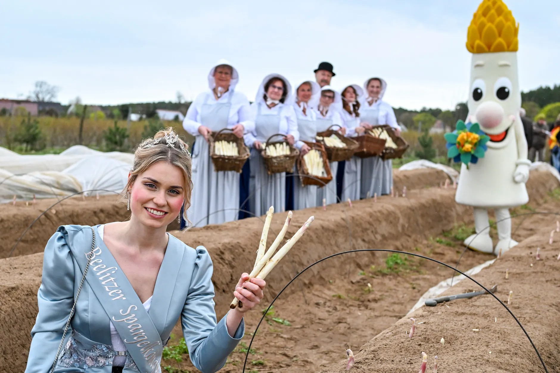 Die Beelitzer Spargelkönigin Lisa Münn eröffnete auf einem Feld vom Spargel- und Erlebnishof Klaistow die Spargelsaison 2024.