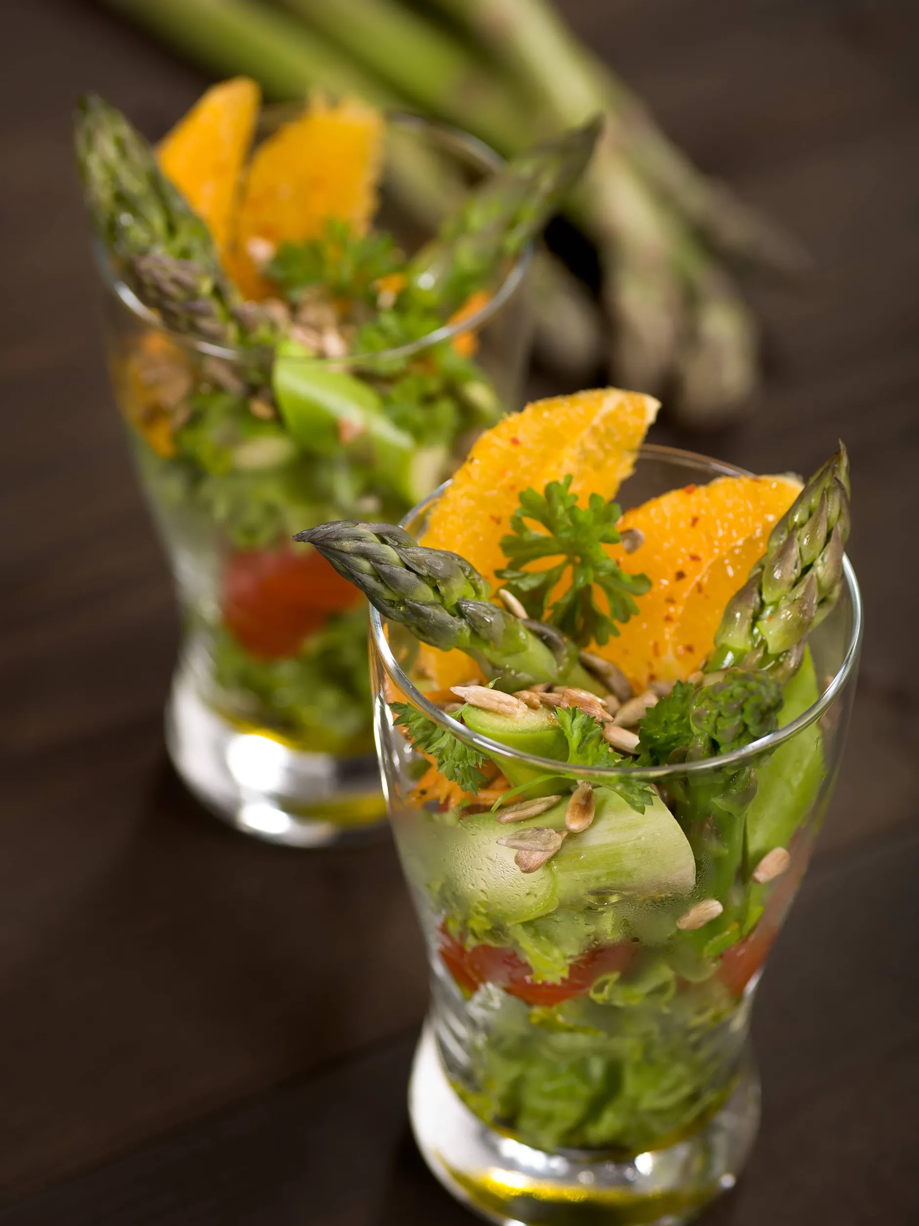 Wer lieber grünen Spargel mag: Der Spargelsalat lässt sich auch so zubereiten und in einem Glas anrichten.