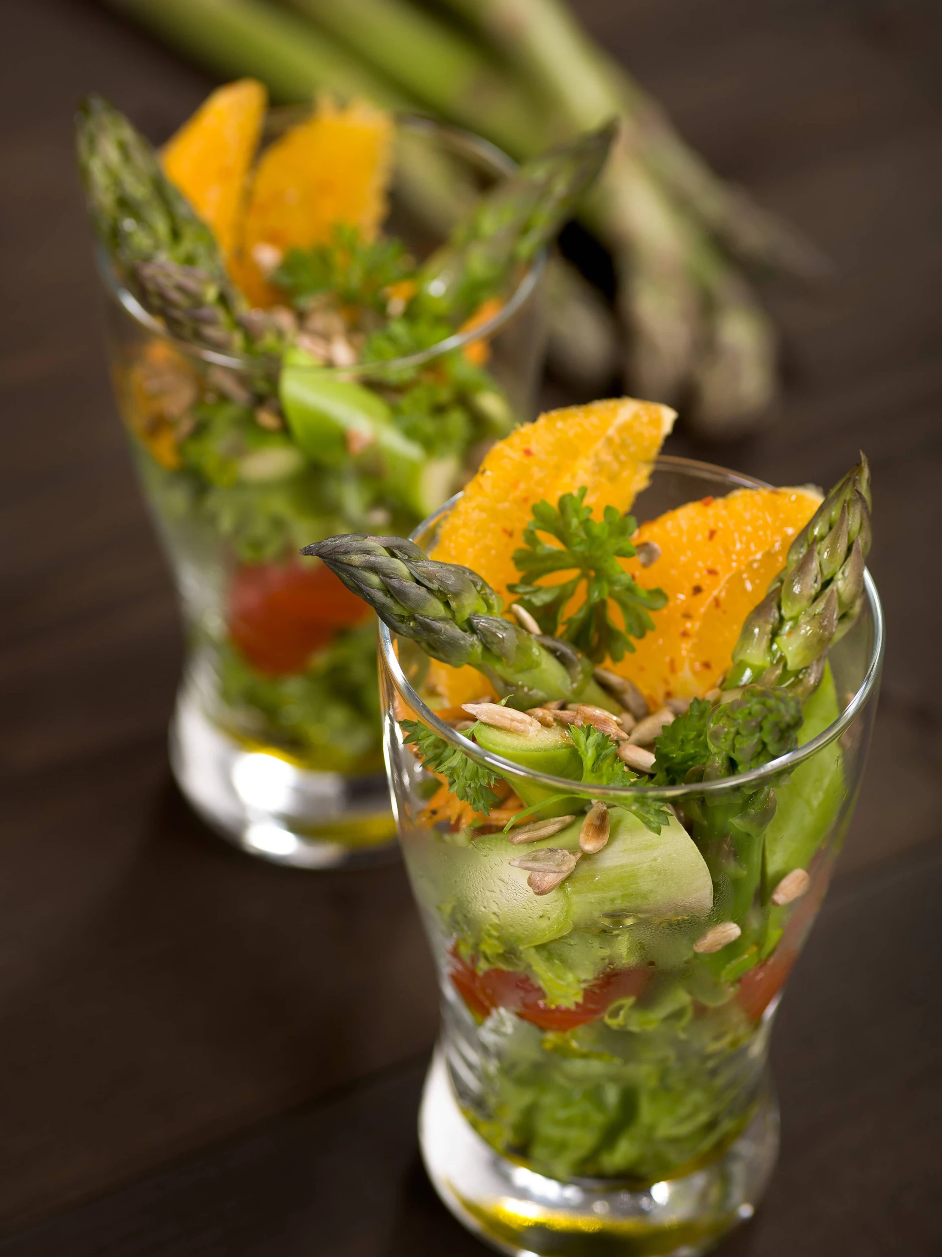 Wer lieber grünen Spargel mag: Der Spargelsalat lässt sich auch so zubereiten und in einem Glas anrichten.