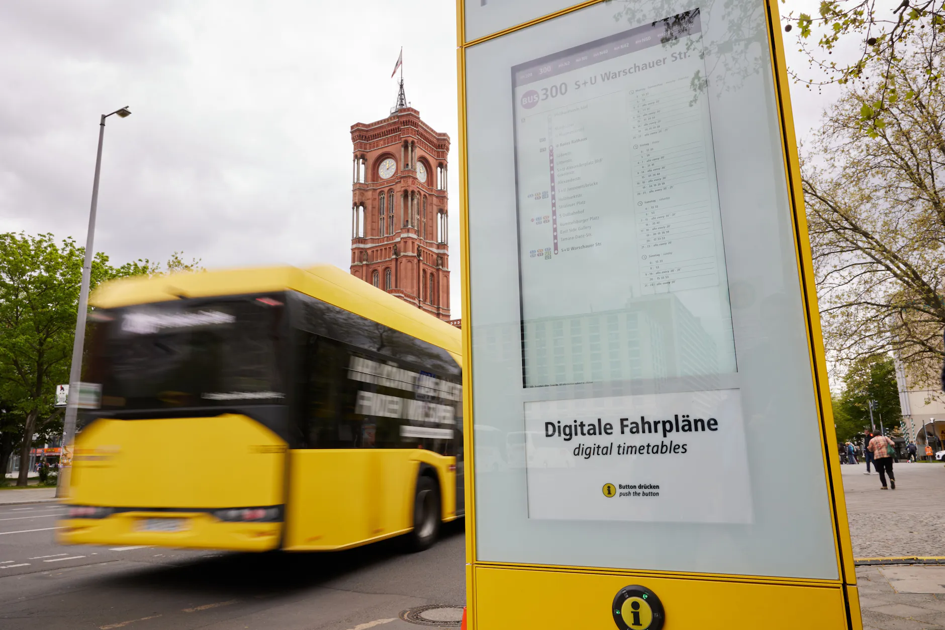 Im Roten Rathaus beschlossen: Ab dem 1. Juli gibt es in Berlin wieder das 29-Euro-Ticket für die Öffis.