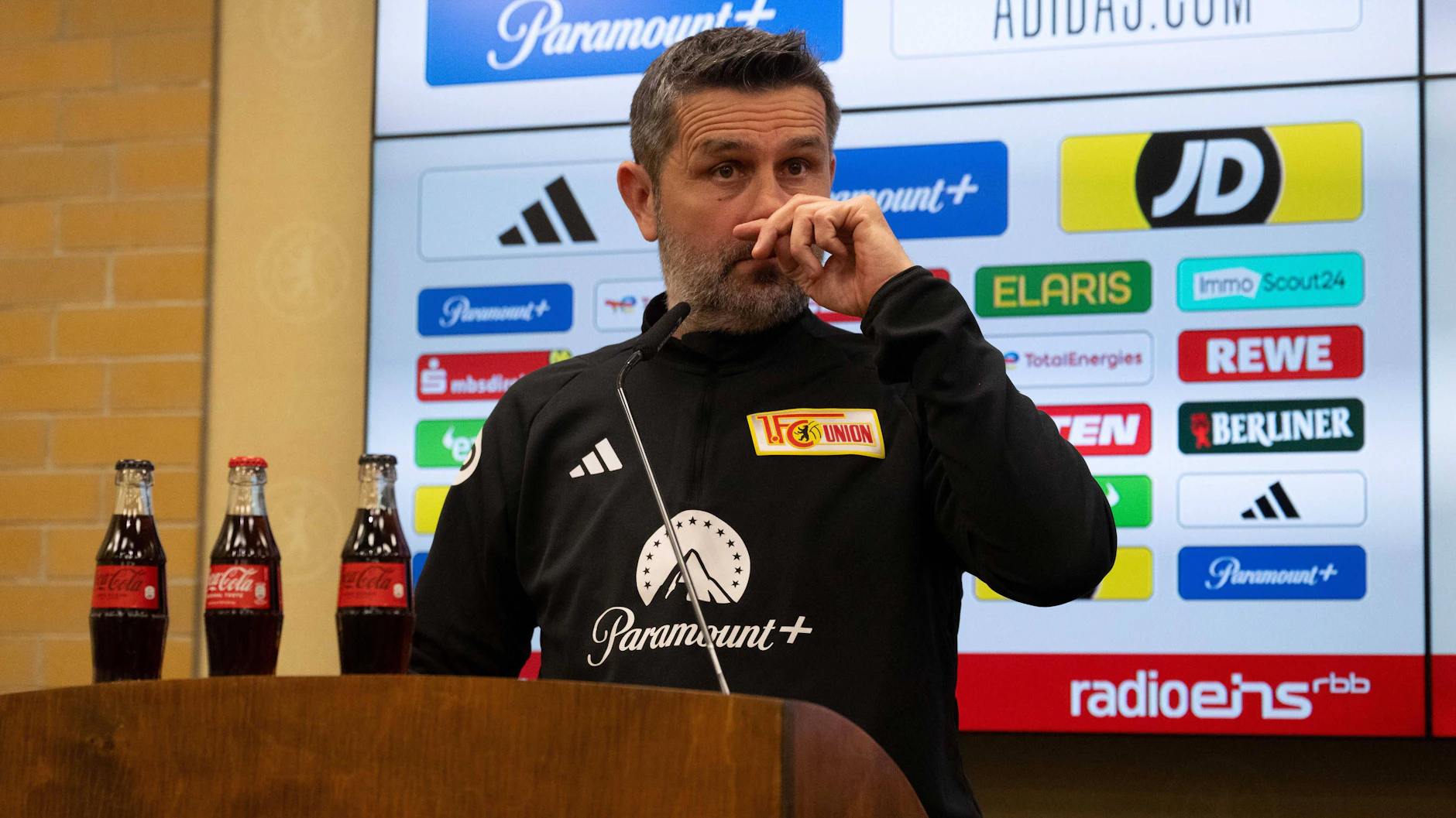 Trainer Nenad Bjelica bei der Pressekonferenz vor dem Spiel gegen Bayern München