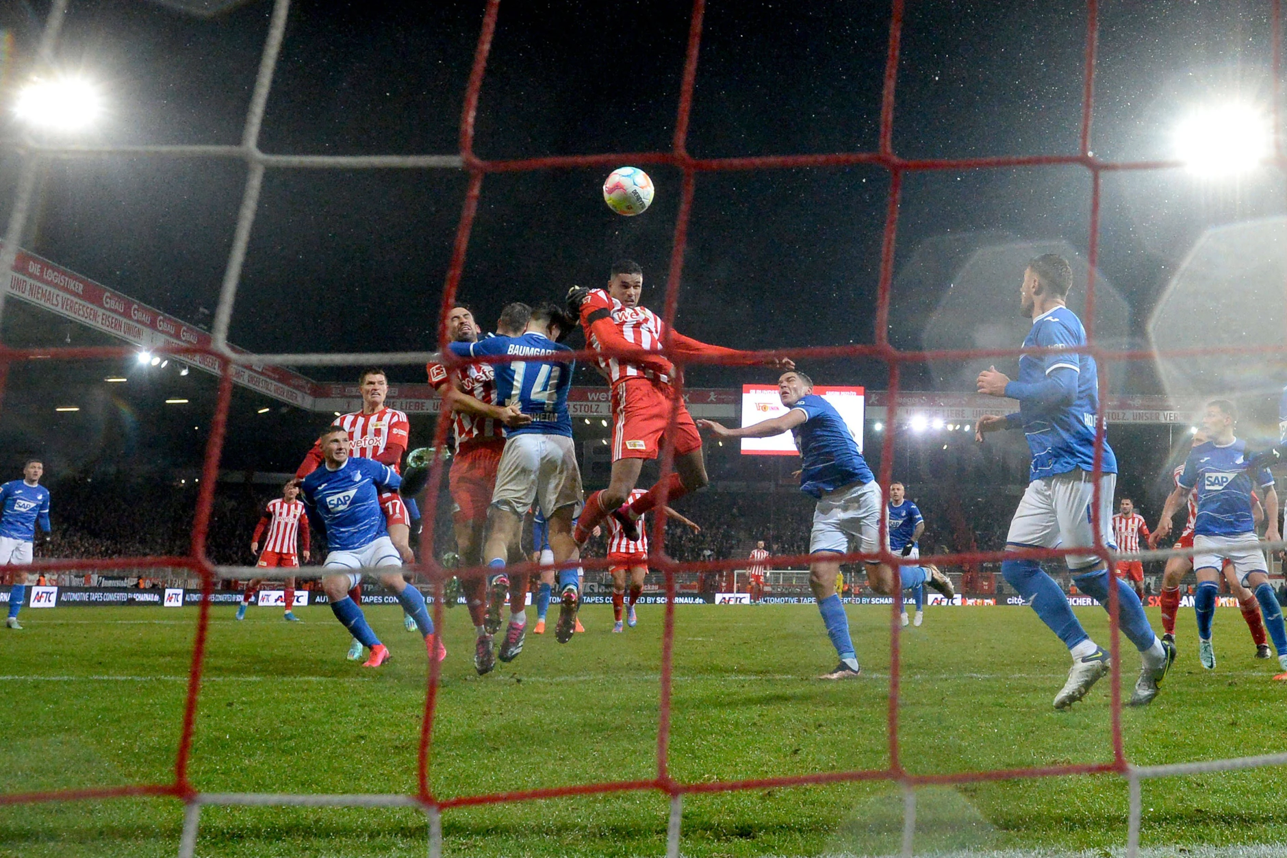 Danilho Doekhi, Unions Kopfballungeheuer.  Hier köpft er in der Saison 2022/2023 das 2:1 gegen Hoffenheim.