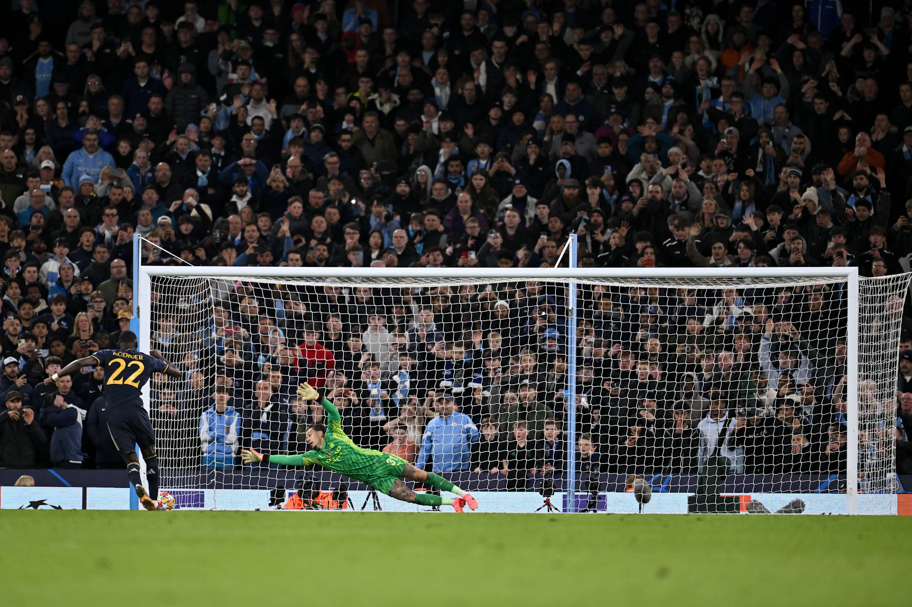 ... und Tor! Antonio Rüdiger verwandelt eiskalt den entscheidenden Elfmeter gegen Manchester City.