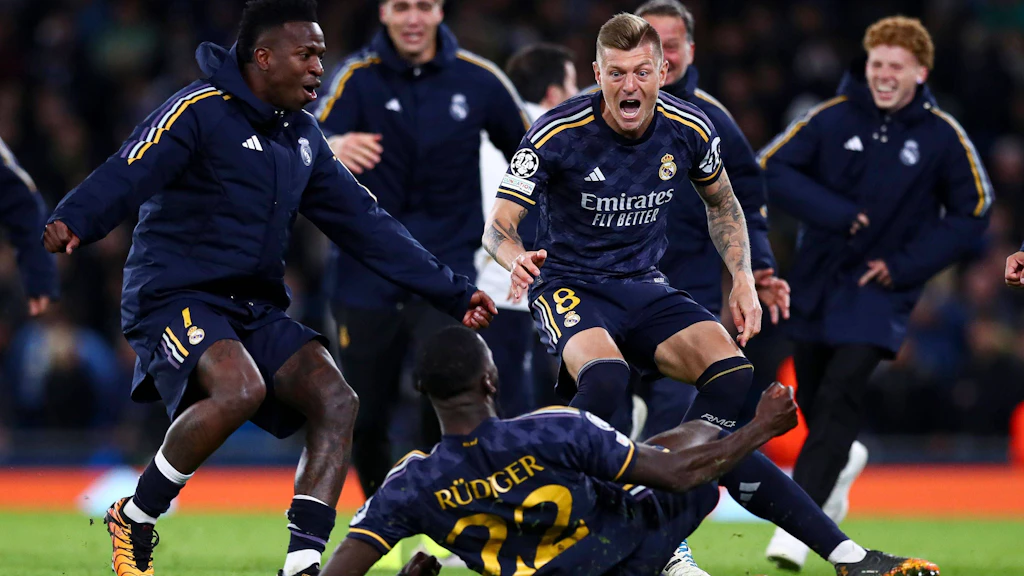 Nach dem Elfmeter: Angeführt von Toni Kroos stürmen die Spieler von Antonio Rüdiger los und begraben ihn gleich unter sich. 