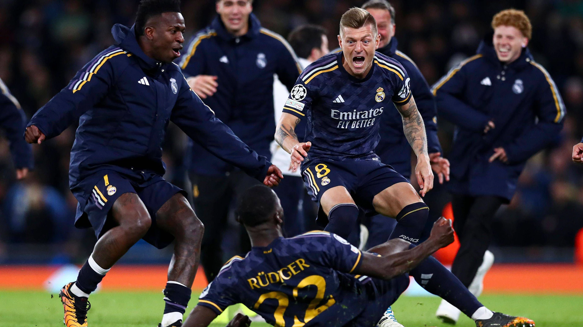 Nach dem Elfmeter: Angeführt von Toni Kroos stürmen die Spieler von Antonio Rüdiger los und begraben ihn gleich unter sich.