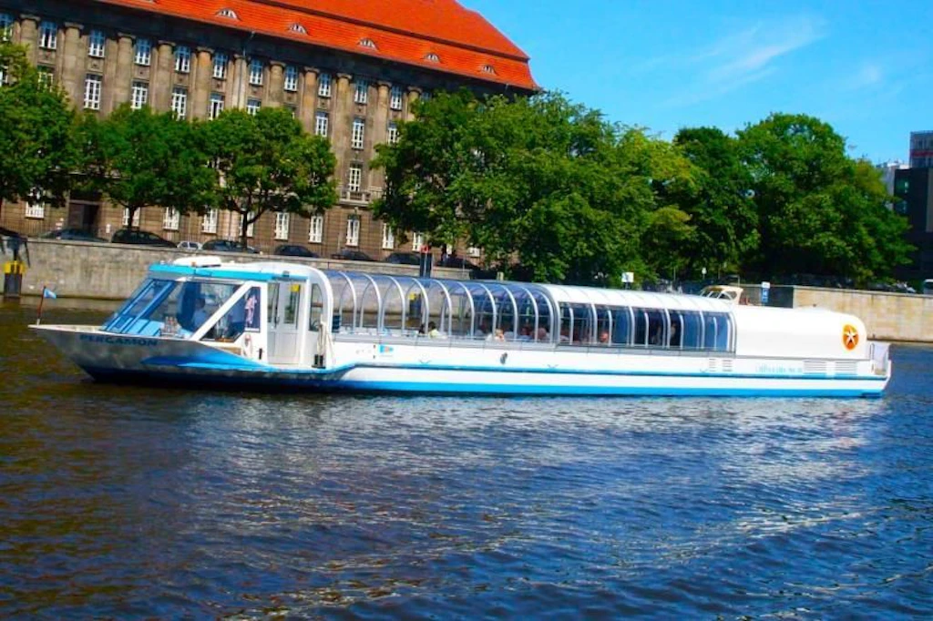 Schiff mieten Berlin: Die MS Pergamon bis 48 Personen. Preis und Angebot hier!