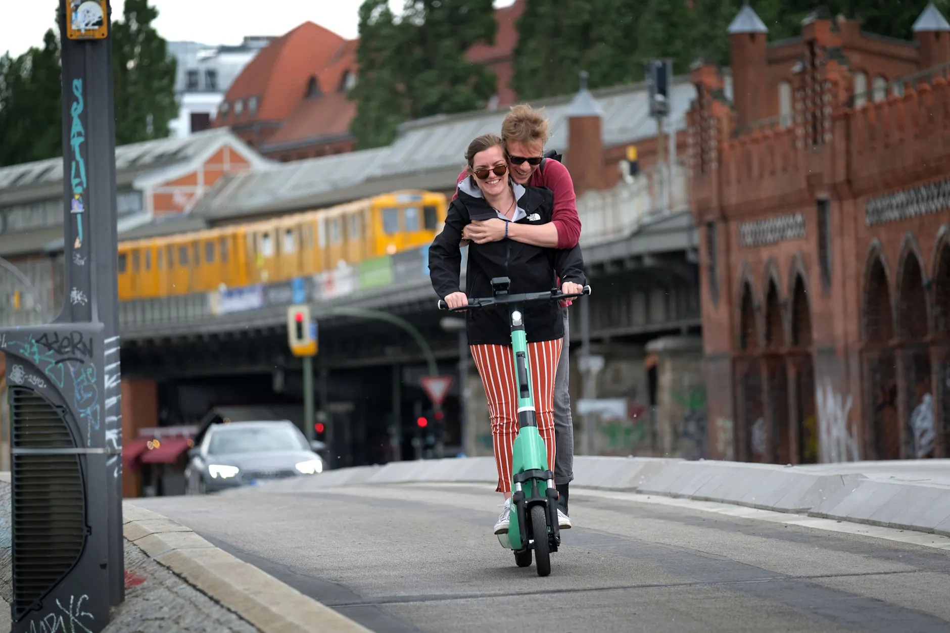 E-Roller sind in Berlin inzwischen ein beliebtes Verkehrsmittel. Aber man muss die Roller auch beherrschen können.