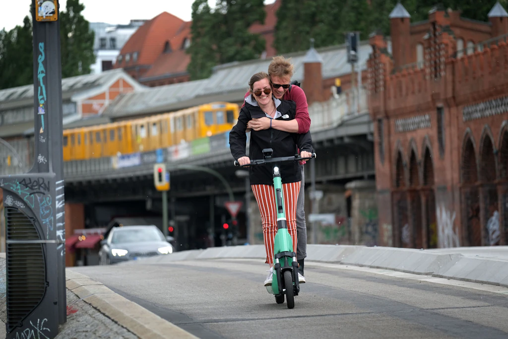 E-Roller sind in Berlin inzwischen ein beliebtes Verkehrsmittel. Aber man muss die Roller auch beherrschen können.