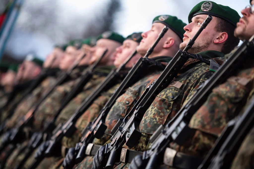 Wie Parolen den Zeitgeist prägen: Vom „Wandel durch Annäherung“ zu „kriegstüchtig werden“