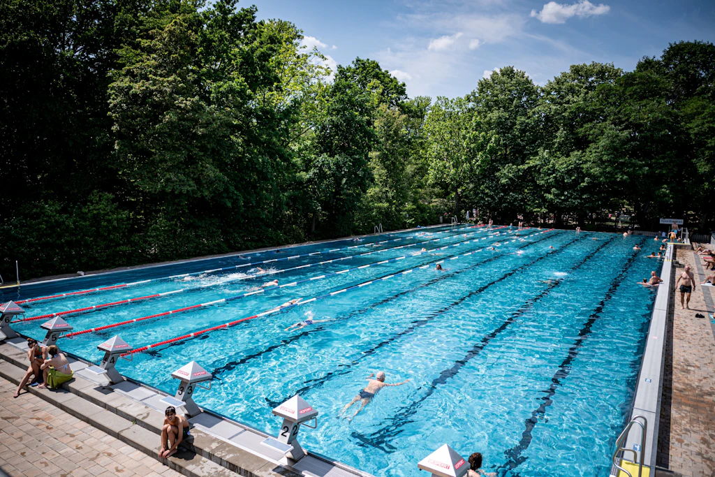 Besucher schwimmen im Sommerbad Kreuzberg, dem Prinzenbad.