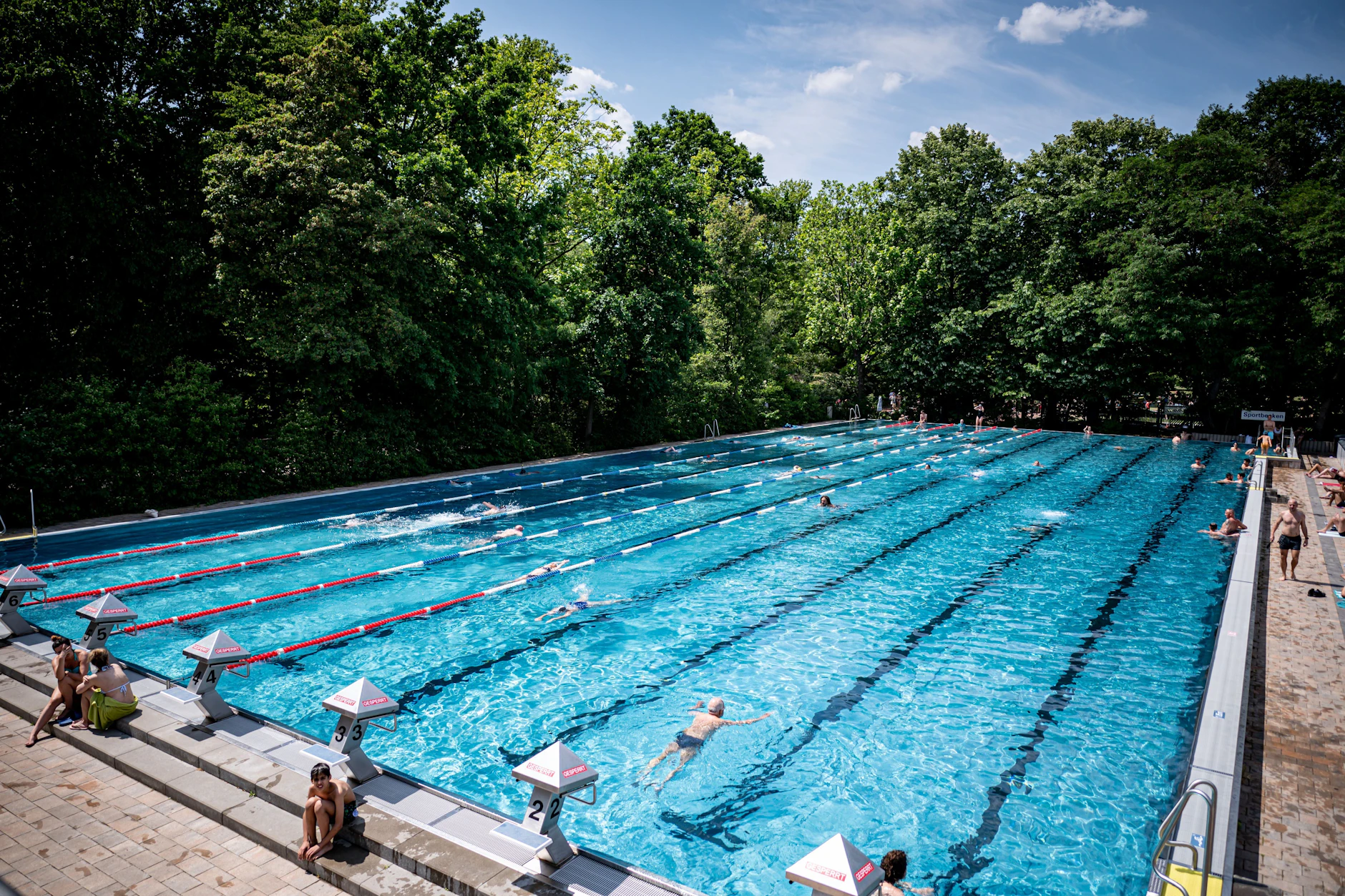 Besucher schwimmen im Sommerbad Kreuzberg, dem Prinzenbad.
